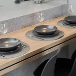 Apartment Exclusive With Balcony & Parking By Renters Prestige *