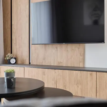 Exclusive With Balcony & Parking By Renters Prestige * ורוצלב