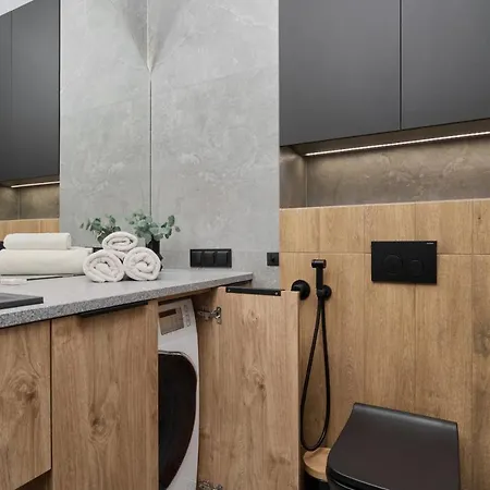 Exclusive With Balcony & Parking By Renters Prestige ורוצלב