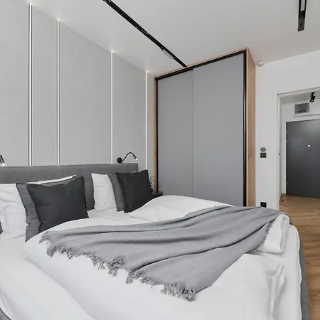 Exclusive With Balcony & Parking By Renters Prestige Apartament *