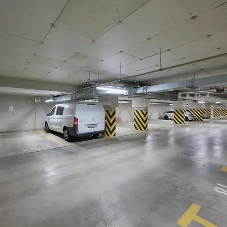 Exclusive With Balcony & Parking By Renters Prestige דירה