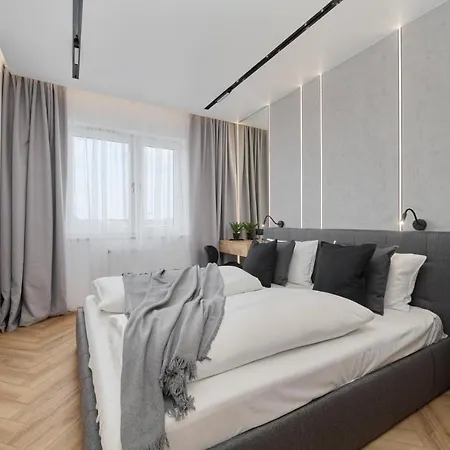 Apartment Exclusive With Balcony & Parking By Renters Prestige *