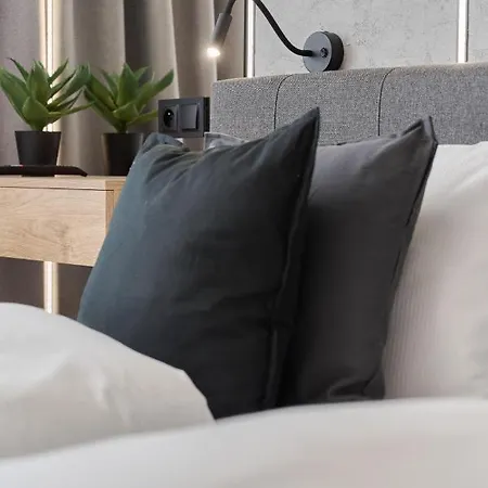 Exclusive With Balcony & Parking By Renters Prestige * Breslavia