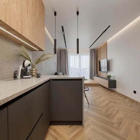 Apartment Exclusive With Balcony & Parking By Renters Prestige *