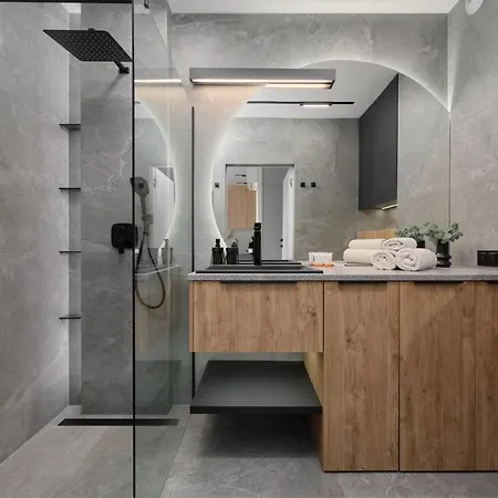 Exclusive With Balcony & Parking By Renters Prestige * Βρότσλαβ